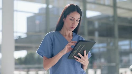 Infirmière, femme et tablette à l'hôpital pour la connexion médicale, la télésanté et les résultats en ligne
