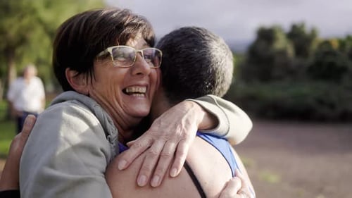 Mulheres idosas se abraçando no parque da cidade - Conceito de comunidade diversificada para idosos