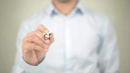 Fallstudie Mann schreibt auf transparentem Bildschirm