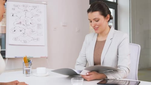Conceito de emprego, negócio e emprego - Empregador ou gerente de RH entrevistando uma mulher asiática...