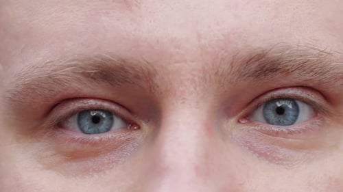 Detaillierte Nahaufnahmen von blauen Augen in Premium-Stock-Videofootage-Frames erhältlich
