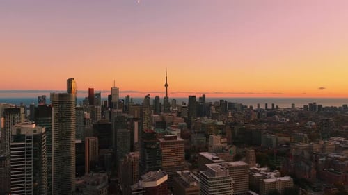 Atemberaubender Panorama-Drohnenblick in pfirsichrosafarbenen Tönen auf moderne Wolkenkratzer in der Innenstadt, CN Tower