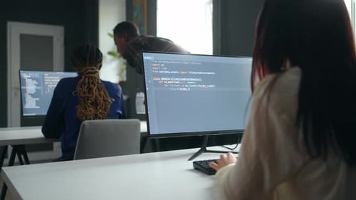 Desarrollador de frontend que trabaja en Office View on Display Through Shoulder Equipo de científicos de datos