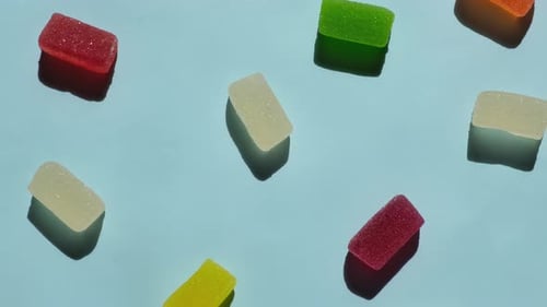 Fond rotatif de divers bonbons à la gelée, bonbons, closeup, top view, concept, fête d'anniversaire ou