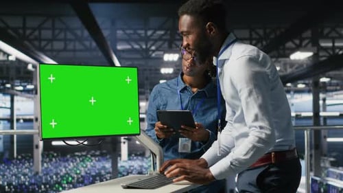 Das Engineering-Team für Rechenzentren codiert auf Greenscreen-PC-Überwachungssystemen
