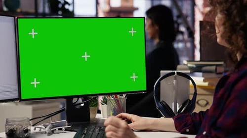 Frau programmiert im KI-Startup-Büro mit Mockup-PC