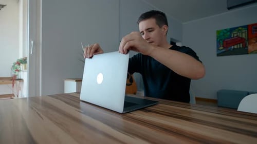 Freelancer abre laptop para continuar escrevendo artigo na Table