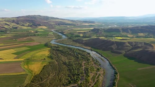 Collines fluviales et terres agricoles avec vue aérienne