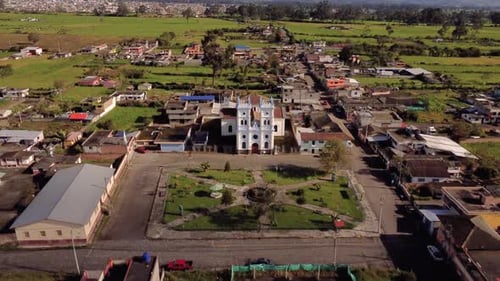 Drone filmé en gros plan de l'église de Tucuso dans la ville de Pichincha, en Équateur.
