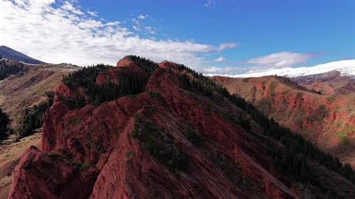 Acantilados rojos en capas de Jeti Oguz, Kirguistán, en las montañas de Tian Shan
