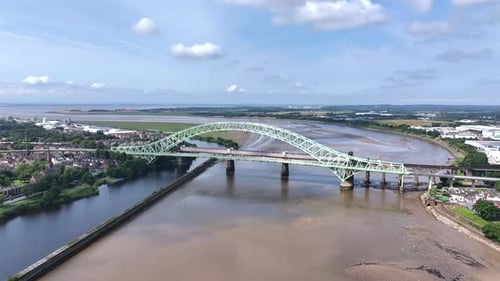 Pont en fer enjambant la Mersey