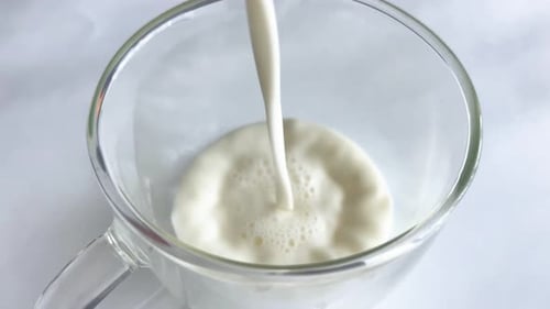 Un chorro de leche se vierte en la taza