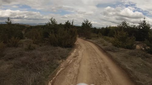 Aventura de mountain bike. Passeie pelo campo em um dia de verão, com o ponto de vista do capacete de motociclista
.