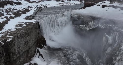 Der Dettifoss-Wasserfall in Island bietet eine atemberaubende Kulisse inmitten eines atemberaubenden schneebedeckten Berges