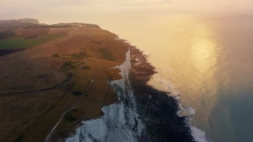 Hermosa vista aérea sobre los acantilados blancos de Dover.