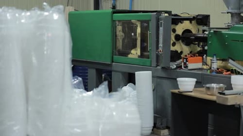 Producción de recipientes desechables de plástico Termoplastic produce platos de plástico de forma automatizada