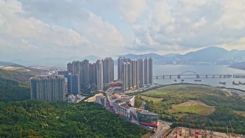Wunderschönes Stadtbild mit blauem Himmel, schöne Wolken, 4K-Drohnen-Luftbild in Hongkong.