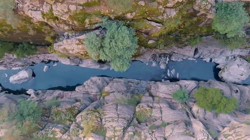 Images filmées Drone d'une rivière de montagne dans un canyon