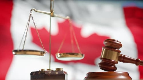 Um juiz Martelo com uma bandeira do Canadá no fundo