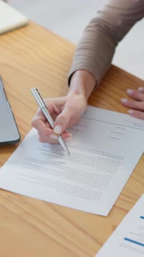 Mains, stylo et signature pour le contrat, les documents et l'accord légal avec l'entreprise pour l'embauche au bureau