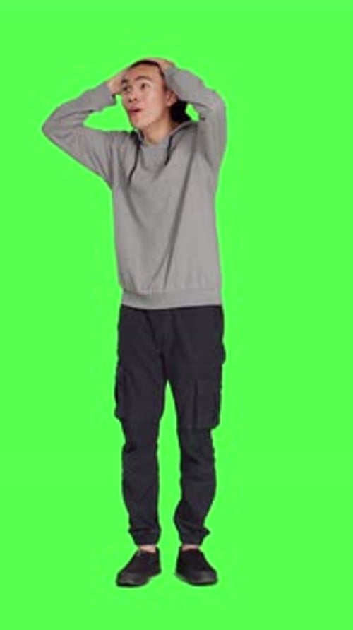 Vue de face de la personne ayant une réaction surprise