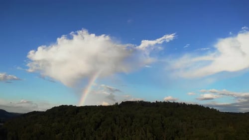 Colorido arco iris en el cielo
