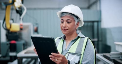 Ingénieur, robotique et femme mûre sur tablette pour la chaîne de montage, la mise à jour logicielle et l'inspection