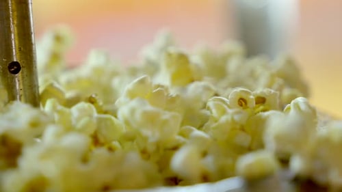 Popcorn herstellen, Nahaufnahme, Popcorn knallt aus der Nähe