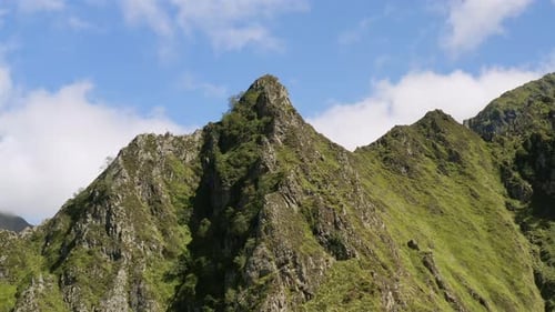 Sobre una montaña virgen y salvaje en los Pirineos