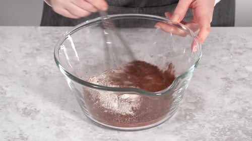 Zutaten mischen, um Unicorn Rainbow Chocolate Cupcakes zu backen