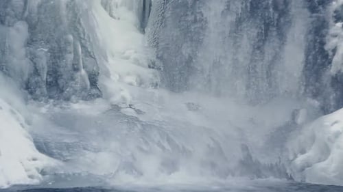 Cascade glacée coulant avec de l'eau douce dans un environnement hivernal glacial