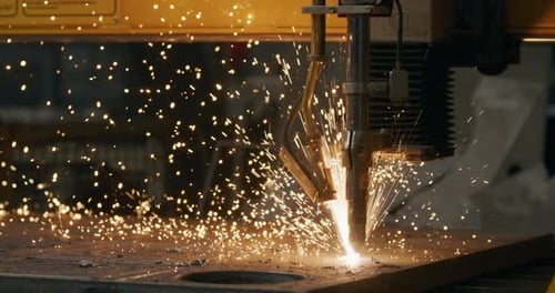 Plasmaschneiden von Metall, CNC-Stahltechnik, Schweißen, Funken, Metallindustrie