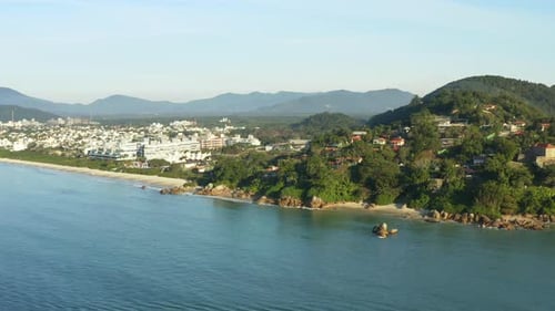 Vista aérea da famosa praia brasileira com drone da praia de Jurere Internacional, Santa Catarina, Brasil