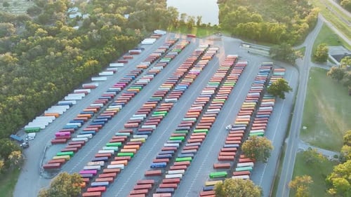 Luftbild eines großen Frachtcontainerwerfs mit Reihen von Frachtcontainern