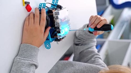 Robotik-Programmierkurs für Kinder konstruieren Mbot-Schraubenzieher und Coderoboter STEM-Unterricht mit