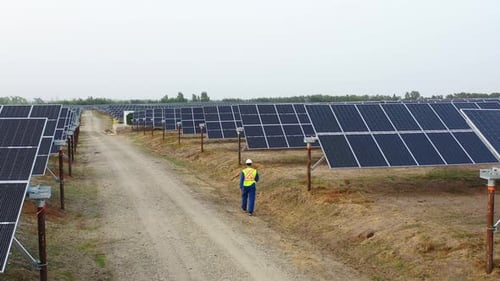 Video eines Technikers in Solar Farm Abundance