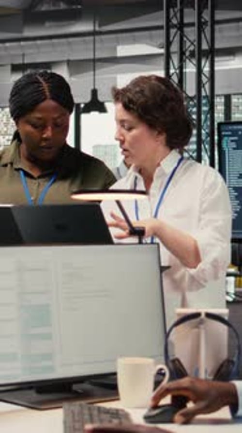 Programadores de vídeo verticales en la oficina que automatizan los flujos de trabajo mediante tecnología de inteligencia artificial