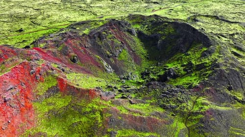 Ruhender Vulkan, der im frühen Frühling mit grünem Moos bedeckt ist Reine unberührte Natur in Island