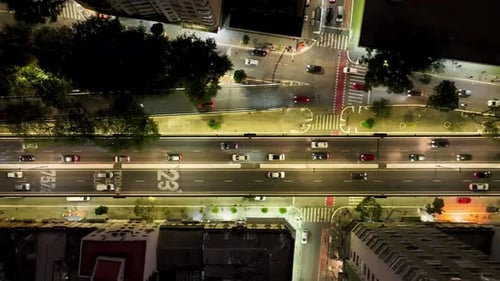 tráfego na famosa Estrada Elevada no centro de São Paulo, Brasil.