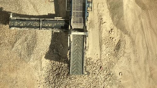 Rock screening and sorting plant with rocks moving on vibrating conveyor belts