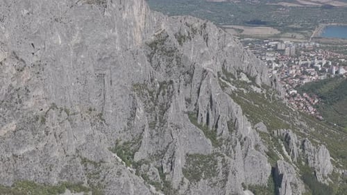 Vue aérienne des falaises calcaires escarpées de Vratsa