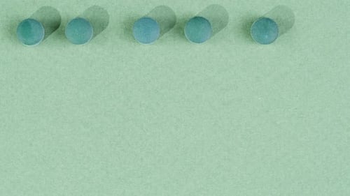 Sucettes et bonbons Mdma à la menthe verte et à la menthe disparaissent sur fond violet Summer Bright