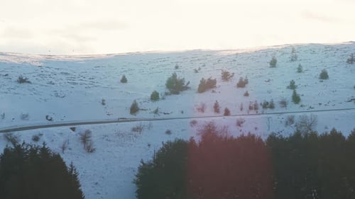 Autofahren auf verschneiter Bergstraße mit malerischem Winterblick in Bulgarien
