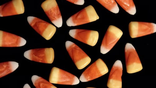 Candy Corn dreht sich auf einem Drehteller mit schwarzem Hintergrund