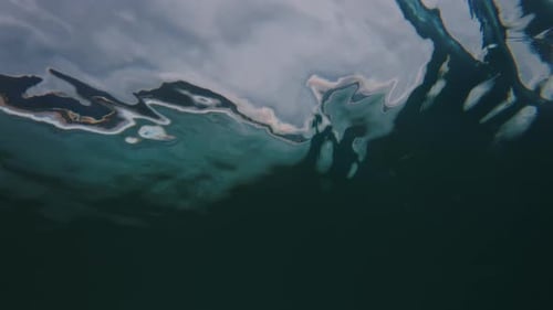 Vue sous-marine de la vague de l'océan se brisant sur le rivage. Les vagues déferlent et se brisent sur la côte