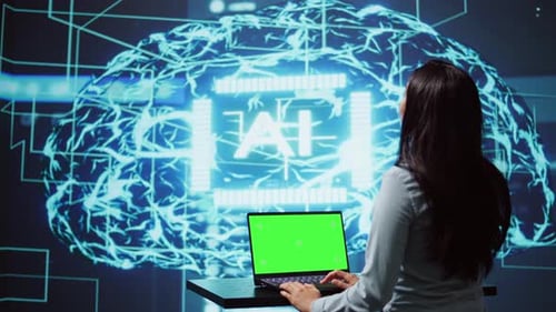 Admin arbeitet an Mockup Notebook, um Aufgaben mithilfe künstlicher Intelligenz zu automatisieren