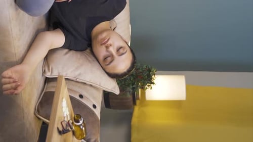 Vidéo verticale de La jeune femme qui s'est suicidée.