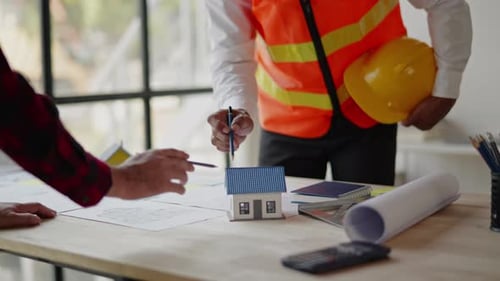 Brainstorming zur Kostenschätzung in den Bereichen Design, Architektur und Technik.