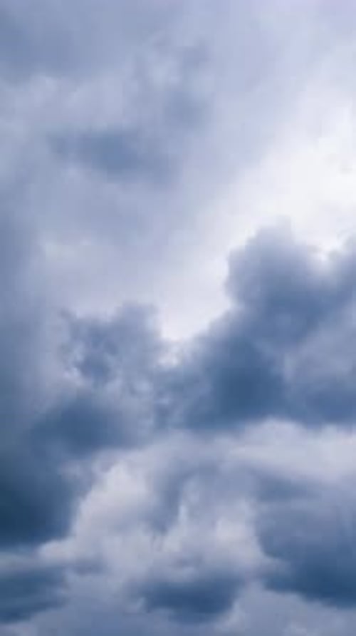 Fließendes Sonnenlicht, Landschaft, Himmel. Sommerblauer Himmel mit Wolken im Zeitraffer. Vertikales Video