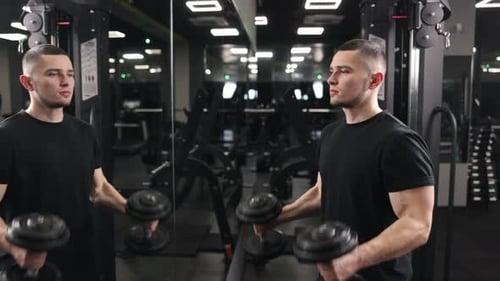 Hantelübungen, rigoroses Training, Motivation im Fitnessstudio